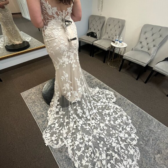 NWT Blue by Enzoani “Petal” Wedding Dress – Unaltered, Unworn, Ivory Size 14 - Picture 3 of 4